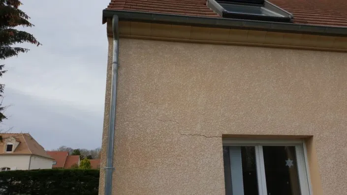 types de fissures grave en façade en escalier après sécheresse