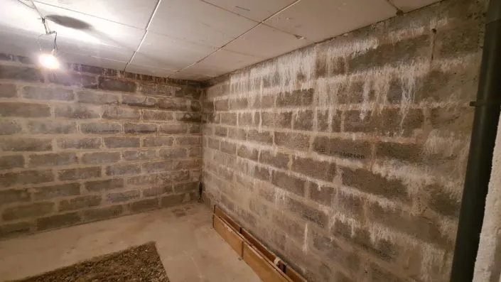 Mise en oeuvre d'un cuvelage au sous-sol pour corriger le défaut d'étanchéité des murs enterrés