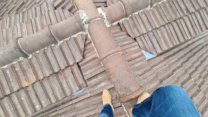 Expert en bâtiment inspectant des malfaçons sur une toiture