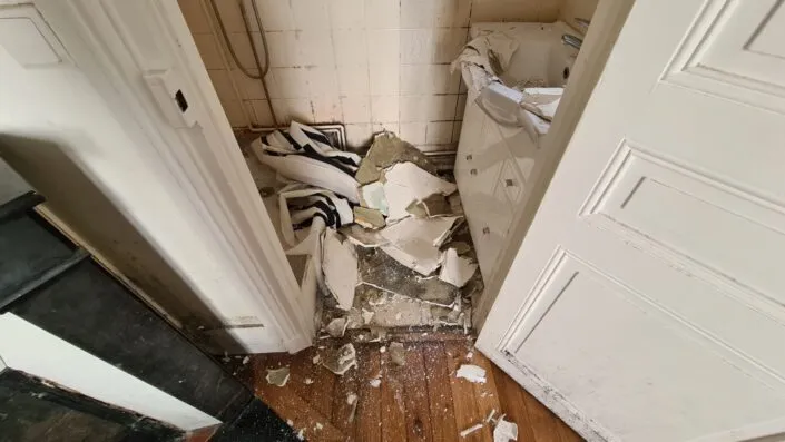 effondrement plafond suite infiltration d'eau