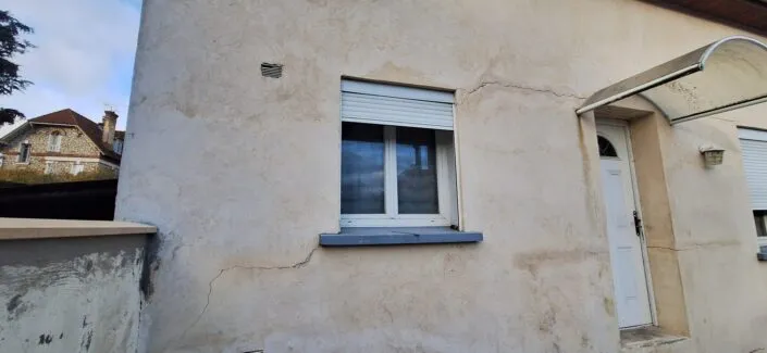 Fissures obliques structurelles au niveau des fenêtres suite tassement différentiel