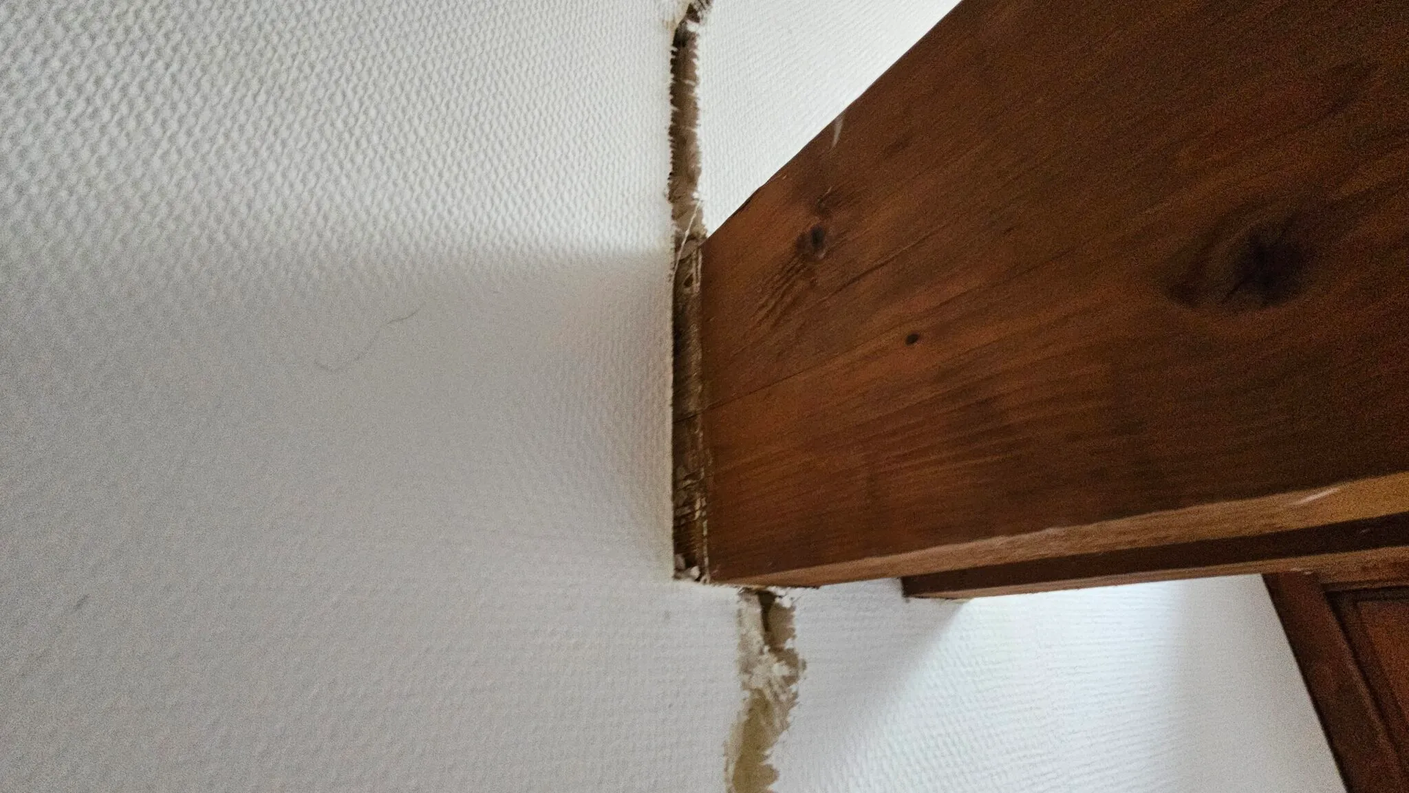 Fissure sécheresse maison mur intérieur Rhône