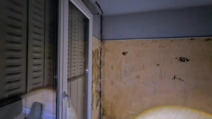 décollement de mur intérieur fissure verticale maison Amiens 80 Somme