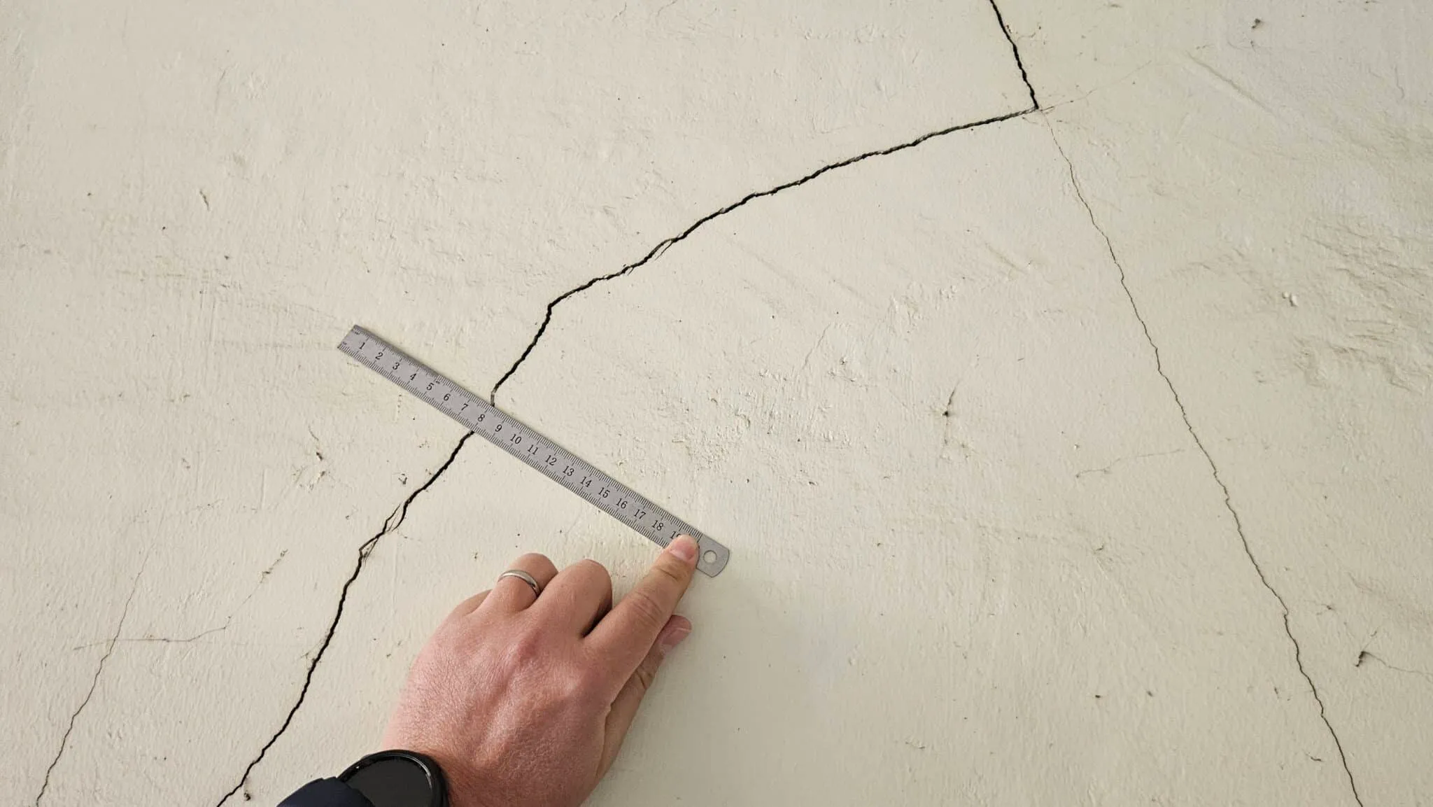 Fissure diagonale façade sécheresse maison vaucluse