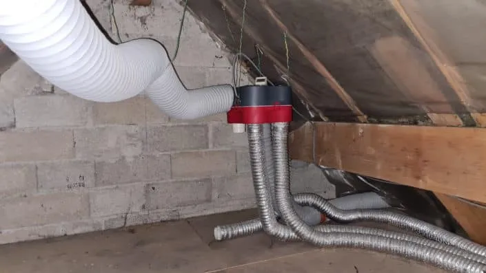 VMC simple flux installée dans les combles